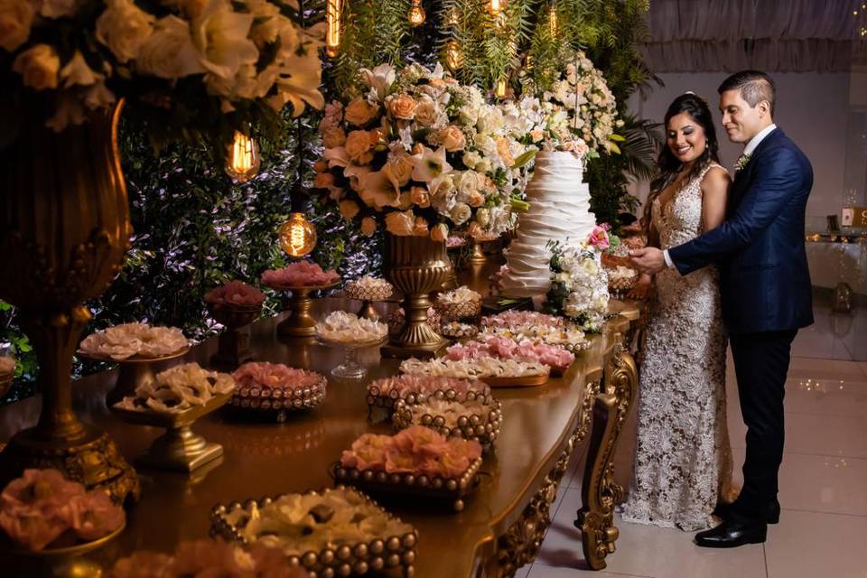 Noivos na mesa de doces