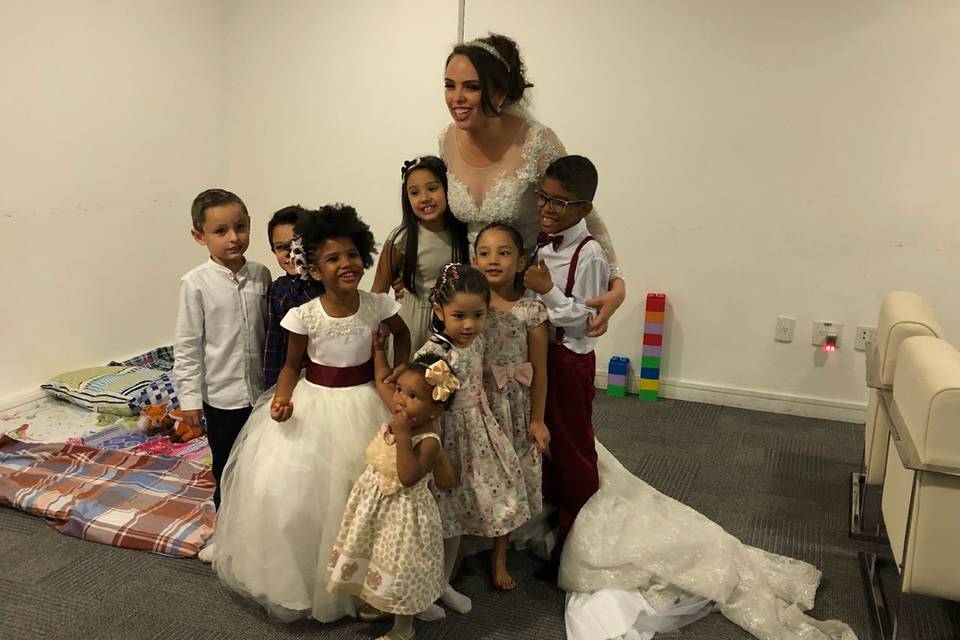A noiva com as crianças