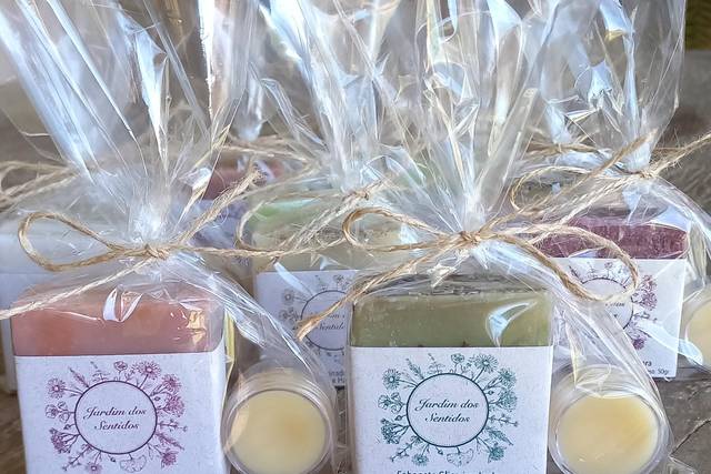Mini sabonete e lipbalm