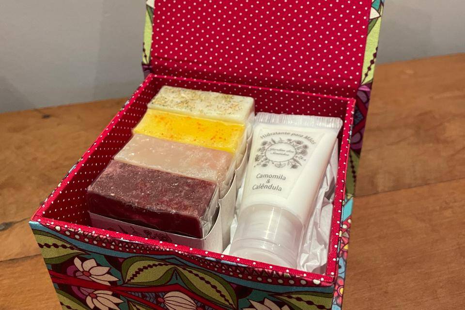 Caixa com sabonetes artesanais