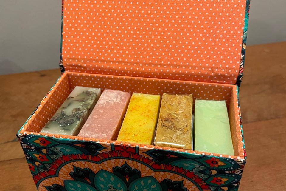 Caixa com sabonetes artesanais
