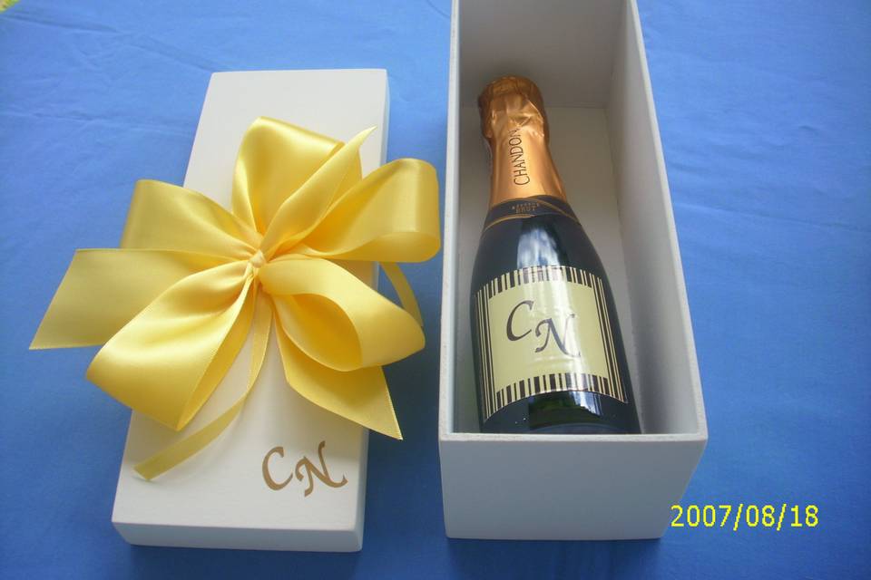 Caixa em mdf, com as iniciais
