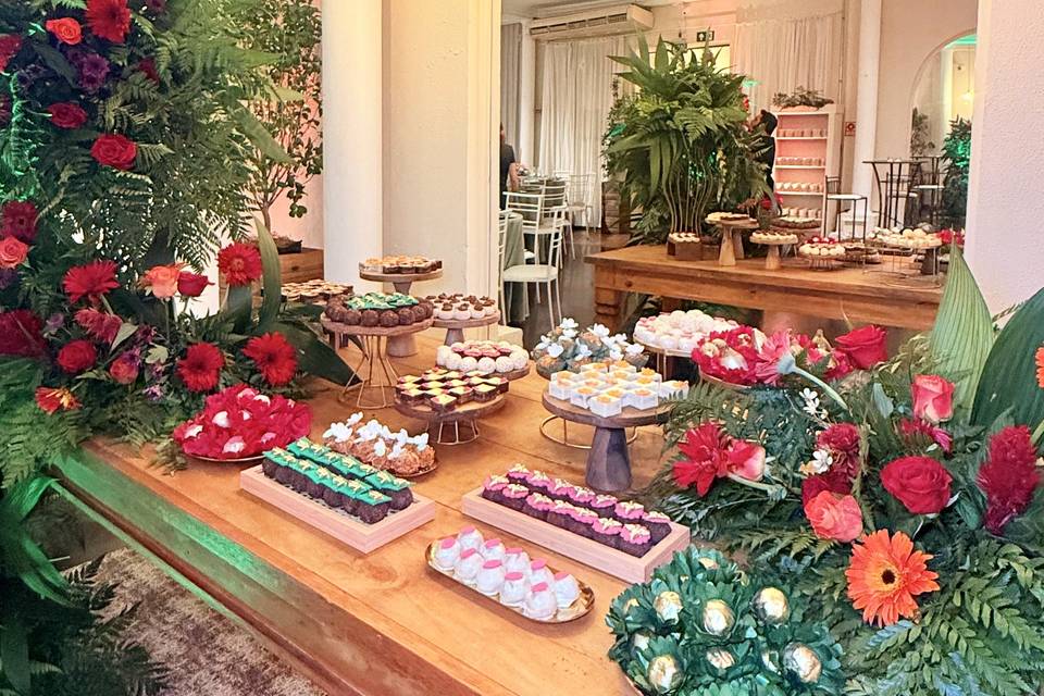 Mesa grega flores terrosas