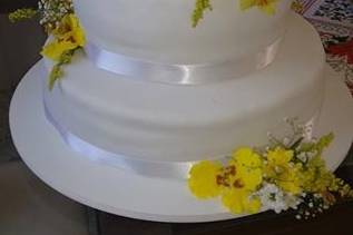 Bolo de noiva com orquídeas