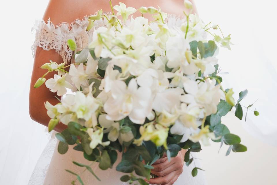 Noiva com buquê de casamento