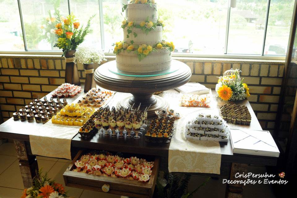 Mesa rústica de  bolo e doces