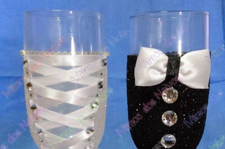 Taças decoradas para os noivos
