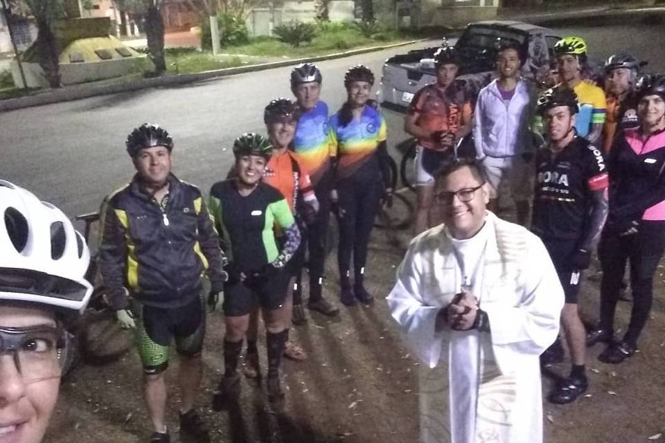 Rezando com os Ciclistas