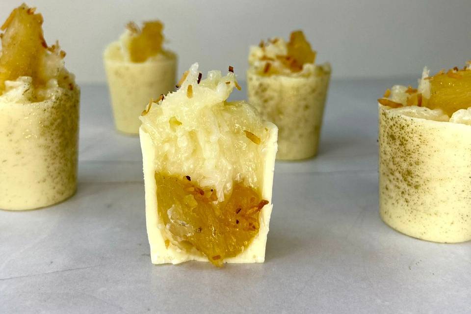 Bombom de coco com abacaxi