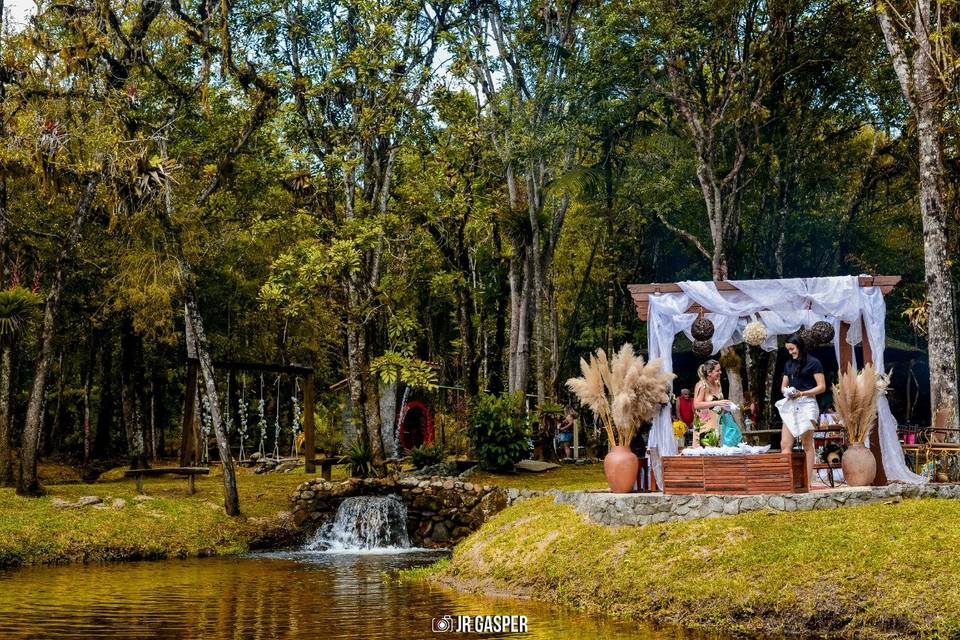 Cerimônia na cachoeira