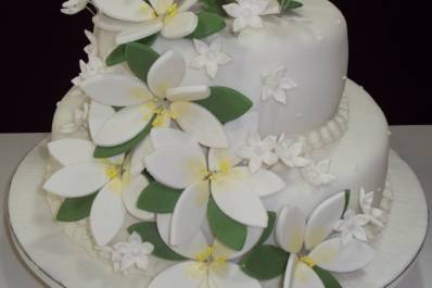 Bolo com cascata de flores