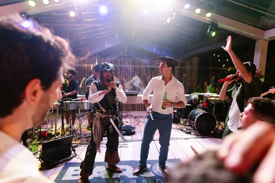 Noivo se divertindo no palco