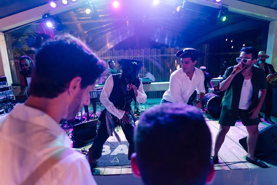 O noivo dança no palco