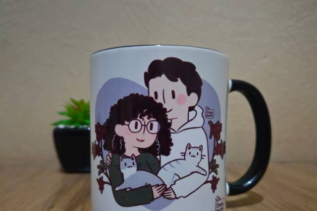 Canecas coloridas de cerâmica