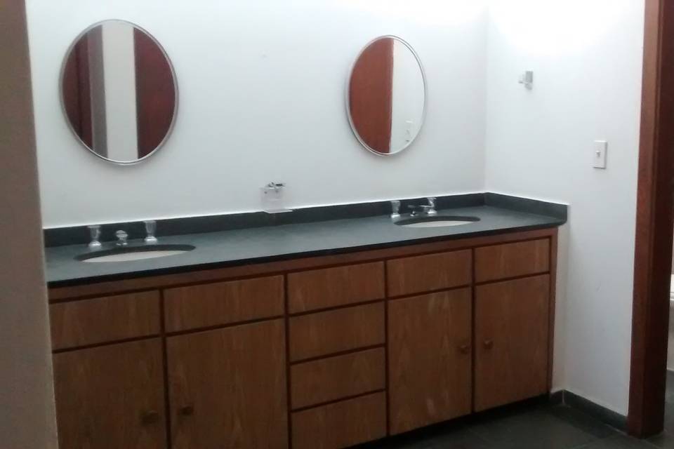 Pias separadas dos banheiros