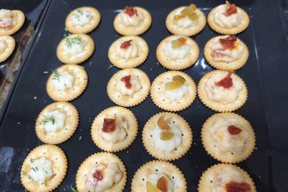 Canapés diversos como entrada
