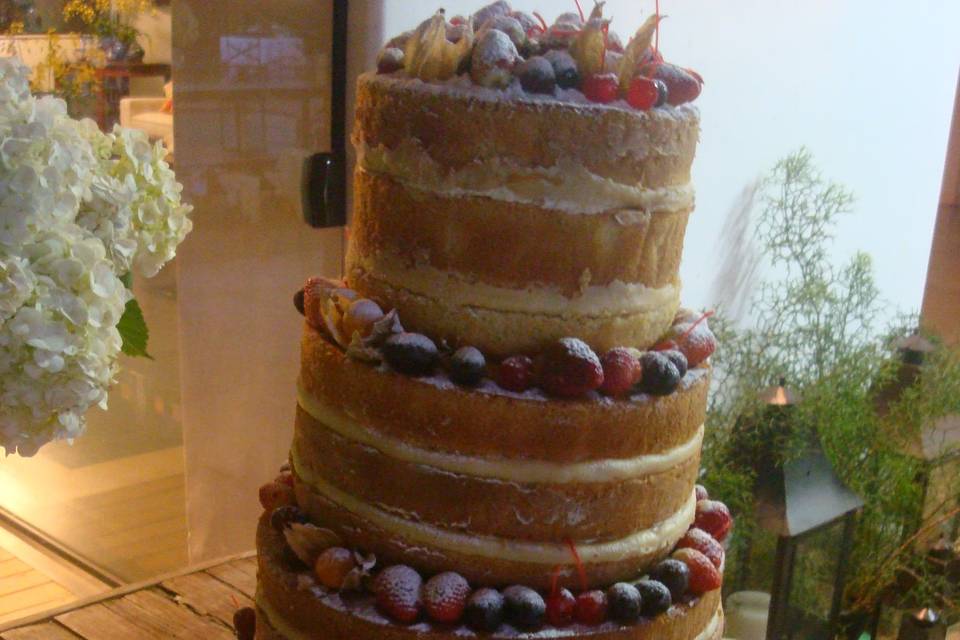 Naked cake com frutas importad