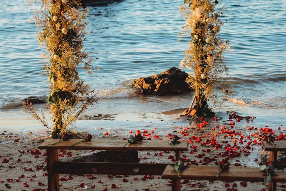 Altar na praia e por do sol