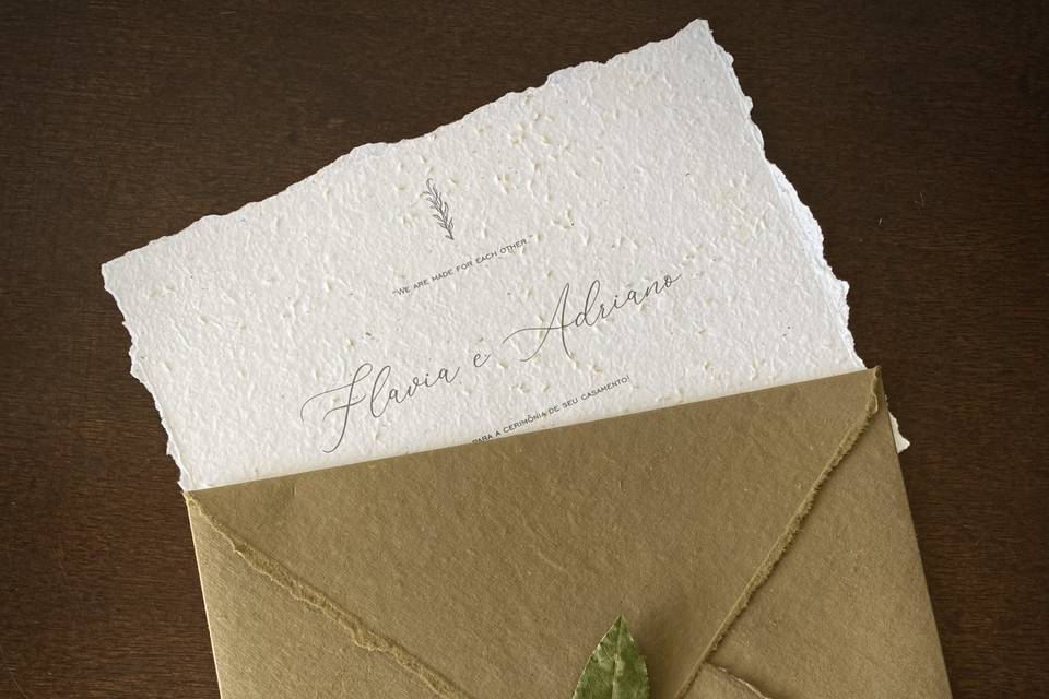 Convite em papel artesanal