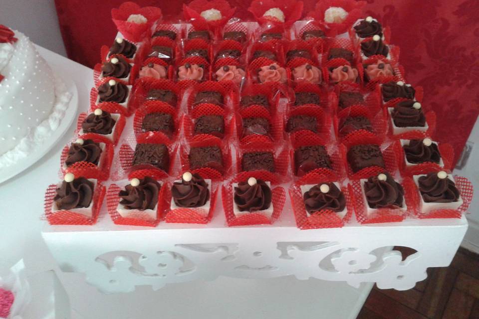 Doces e cachepos de chocolates