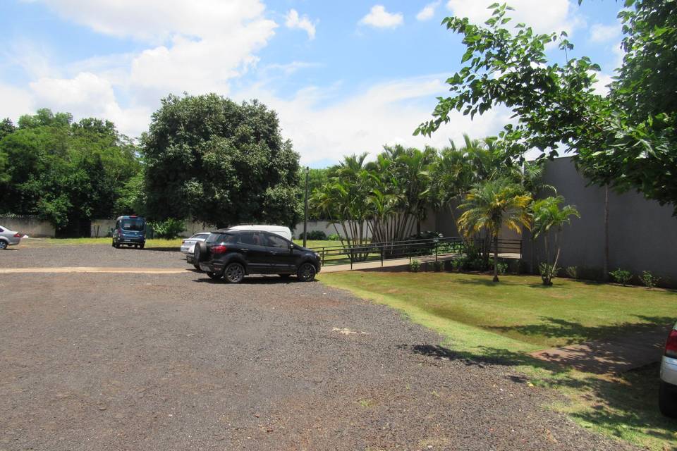 Estacionamento amplo