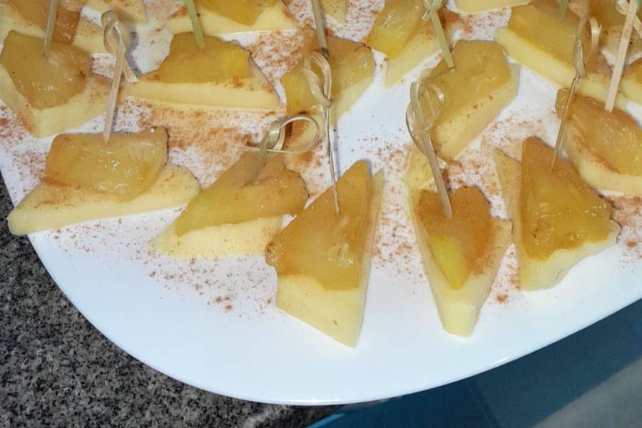 Abacaxi caramelado com queijo