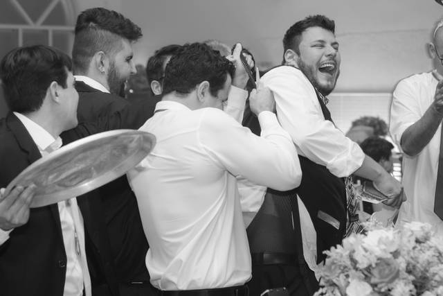 A hora da gravata aos noivos.