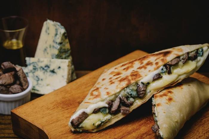 Crepe de filé com gorgonzola