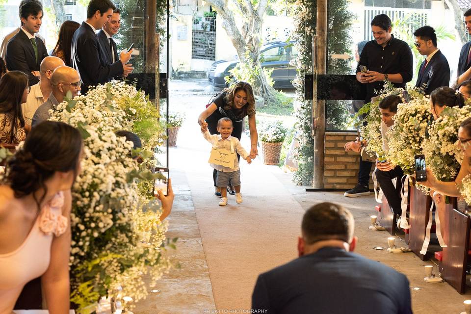 Filho levando a aliança