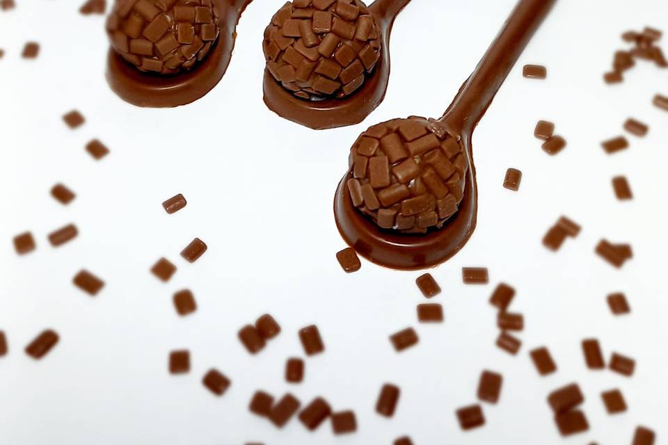 Colher de chocolate com brig.