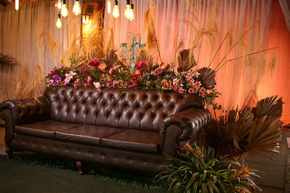 sofa e flores incluso