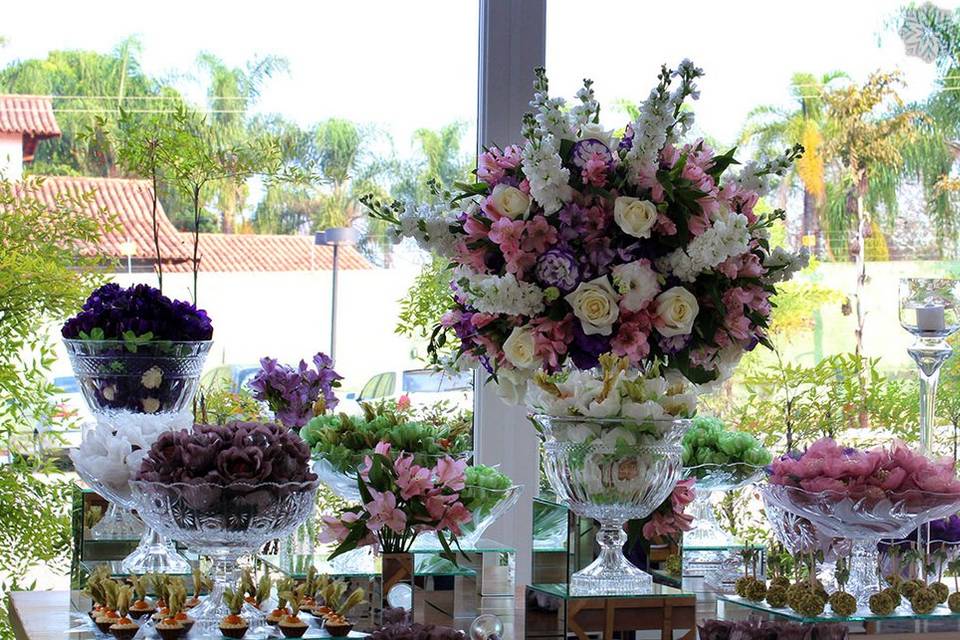 Buffet de doces, decorada com flores