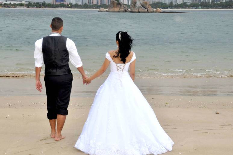 Noiva e o noivo na praia