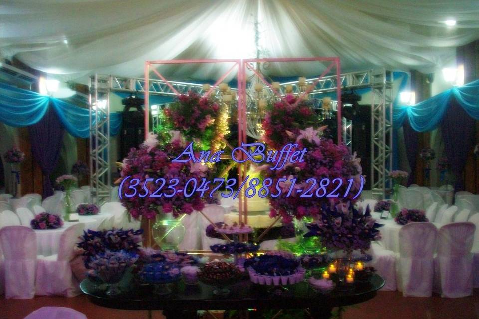 Mesa de doces púrpura