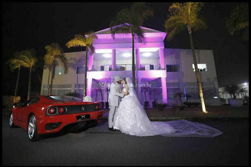 A Ferrari é o carro do noivo