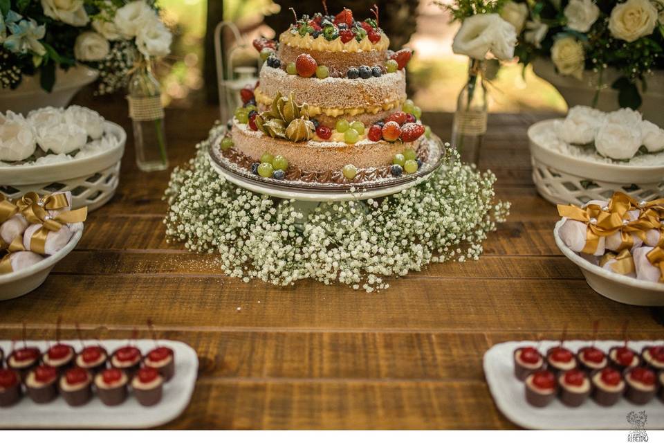 Naked cake em casamento.