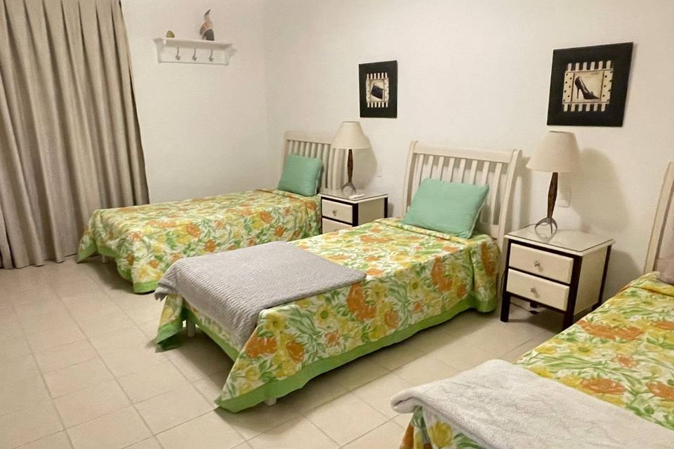 Suíte tripla com ar condicionado