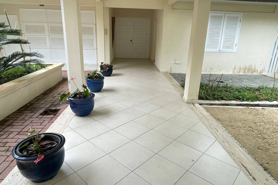 Entrada Social, com portão