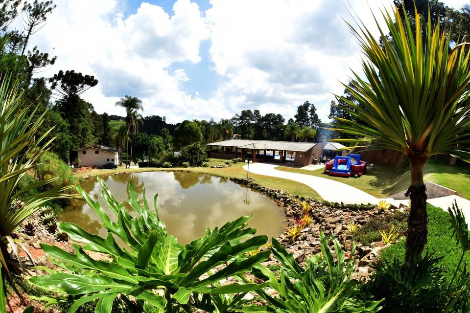 Lago com jardim