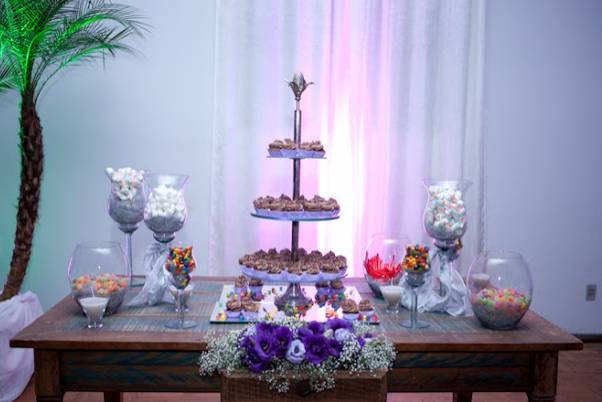 Mesa de guloseimas e cupcakes