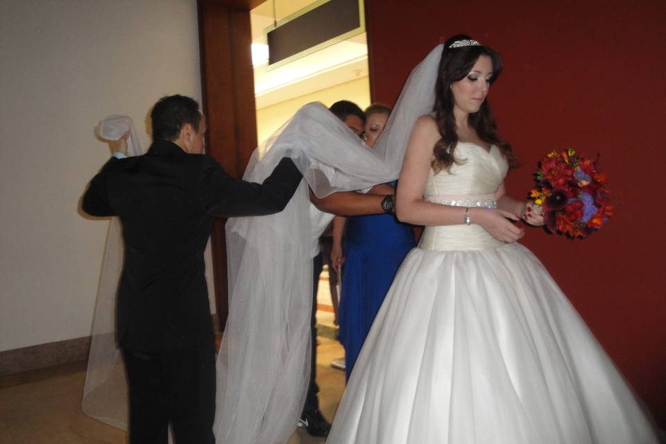 Cuidando da noiva no cerimonia