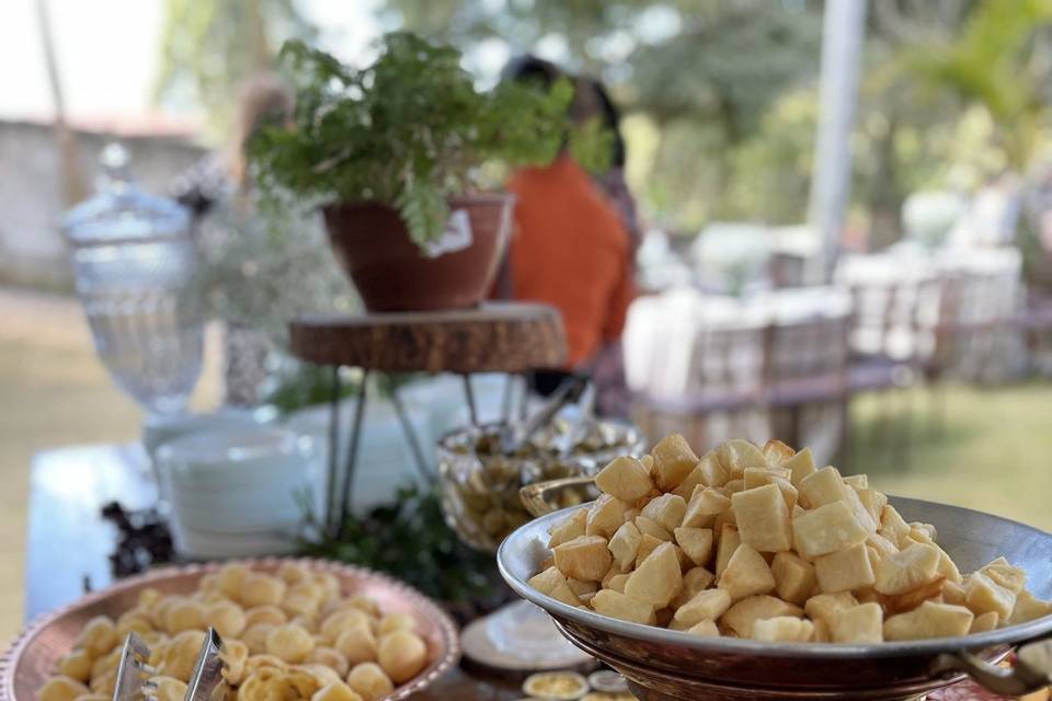 Mesa frios e comida de boteco