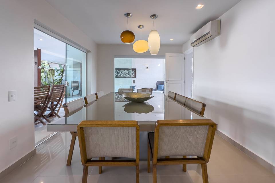 Sala de Jantar com mesa imensa
