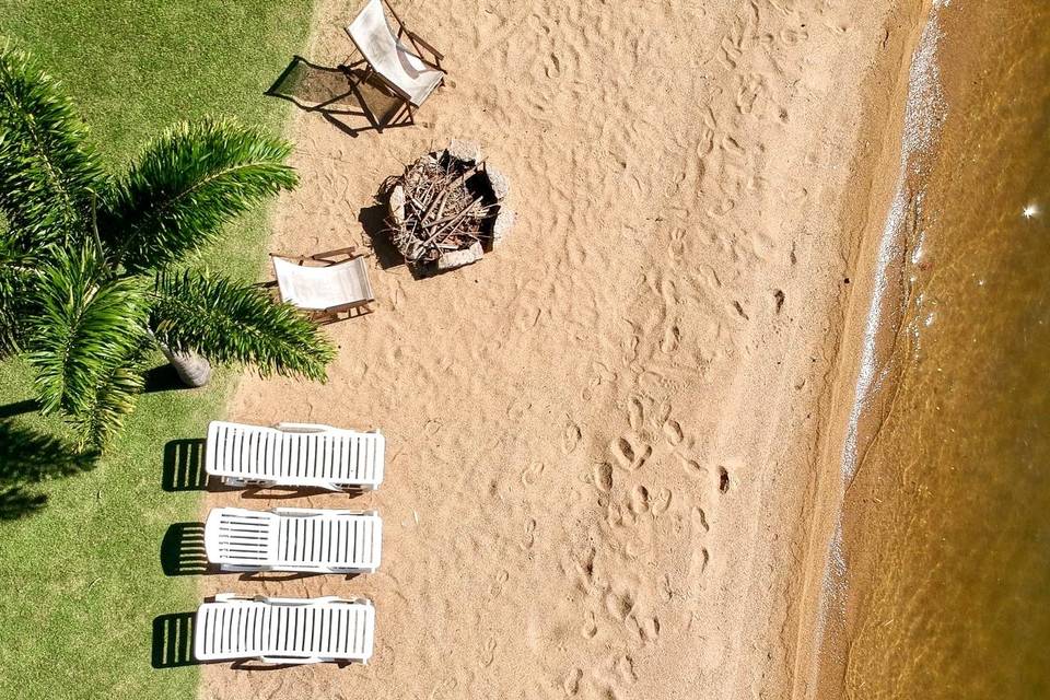 Praia privada com fogueira