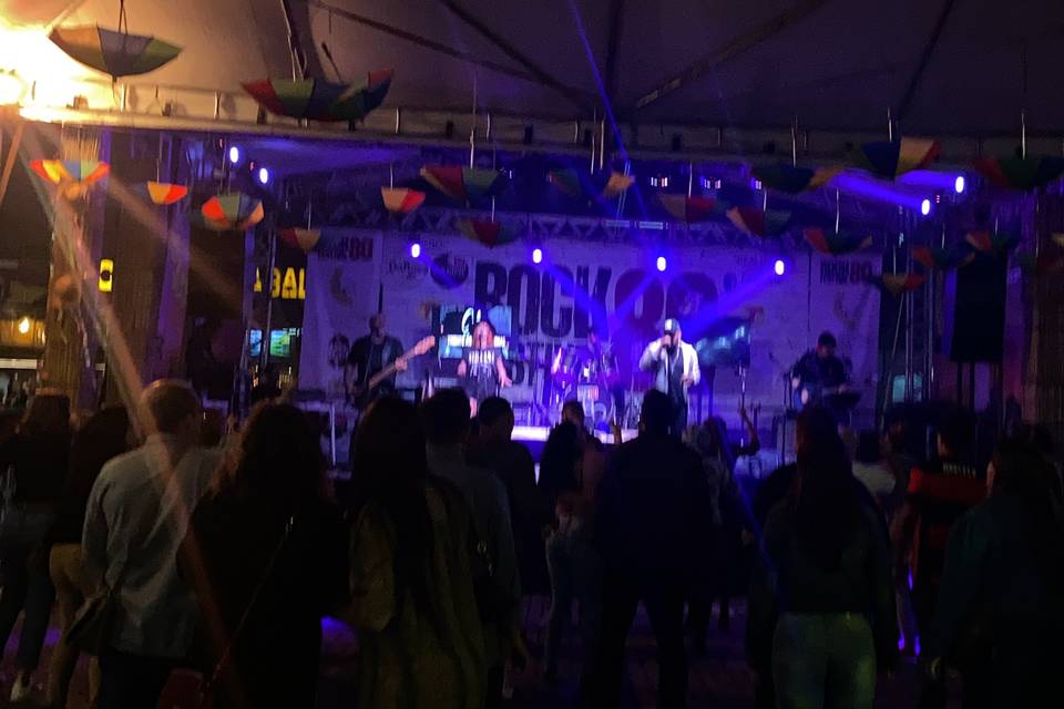 Ambiente de festa com show com