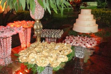 Mesa de doces decorada com flores