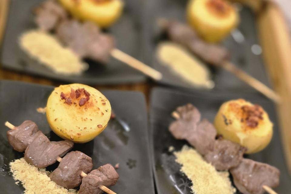 Batata recheada com espetinhos