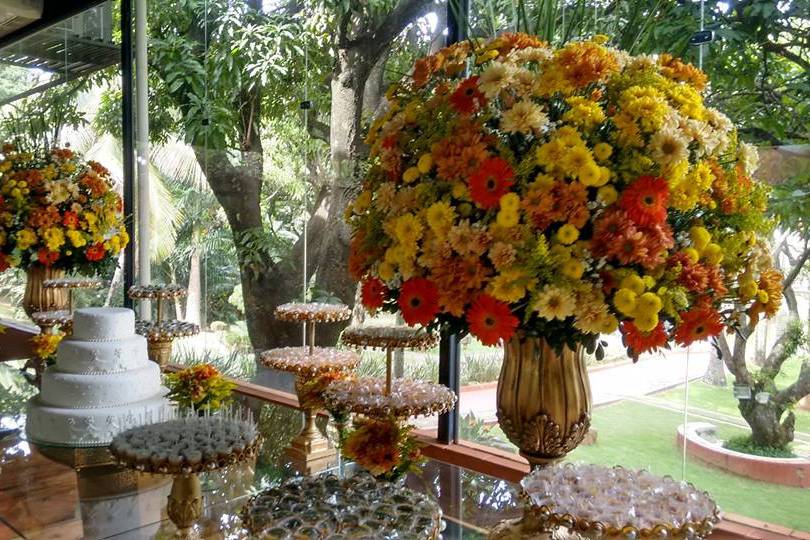 Mesa de doces e bolos