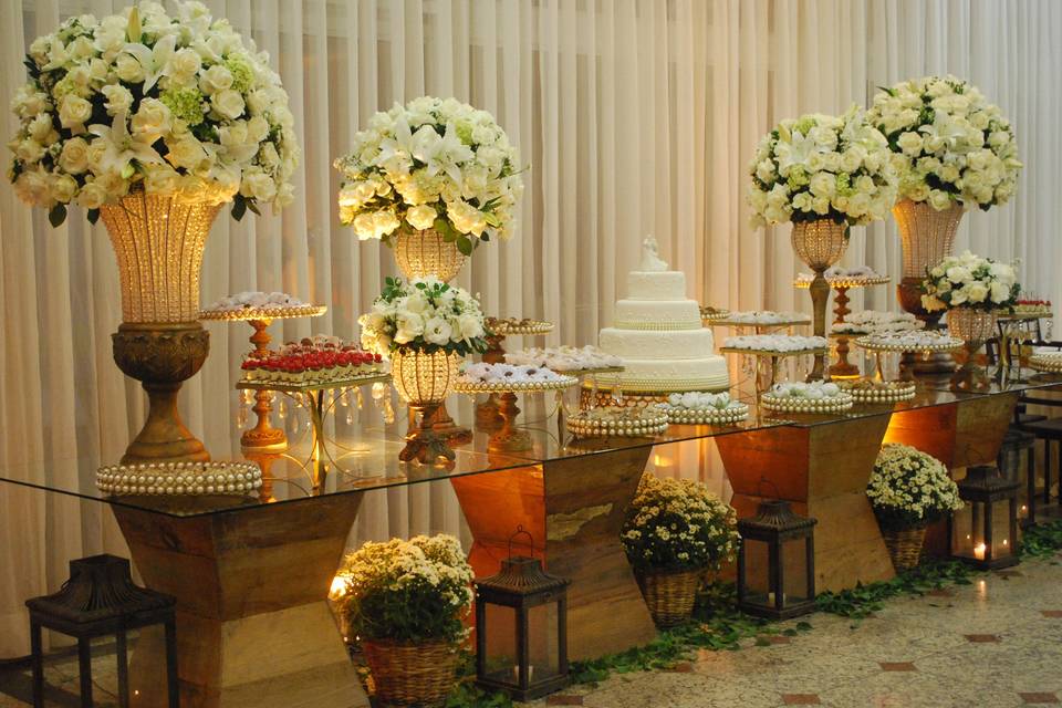 Mesa de doces e bolos
