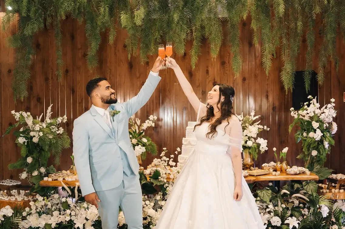 Casal celebrando em meio à decoração